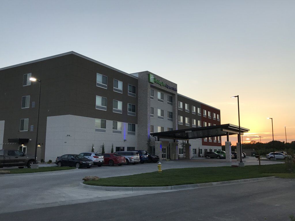 Holiday Inn Express & Suites - Kansas City - Lee'S Summit By Ihg Buitenkant foto