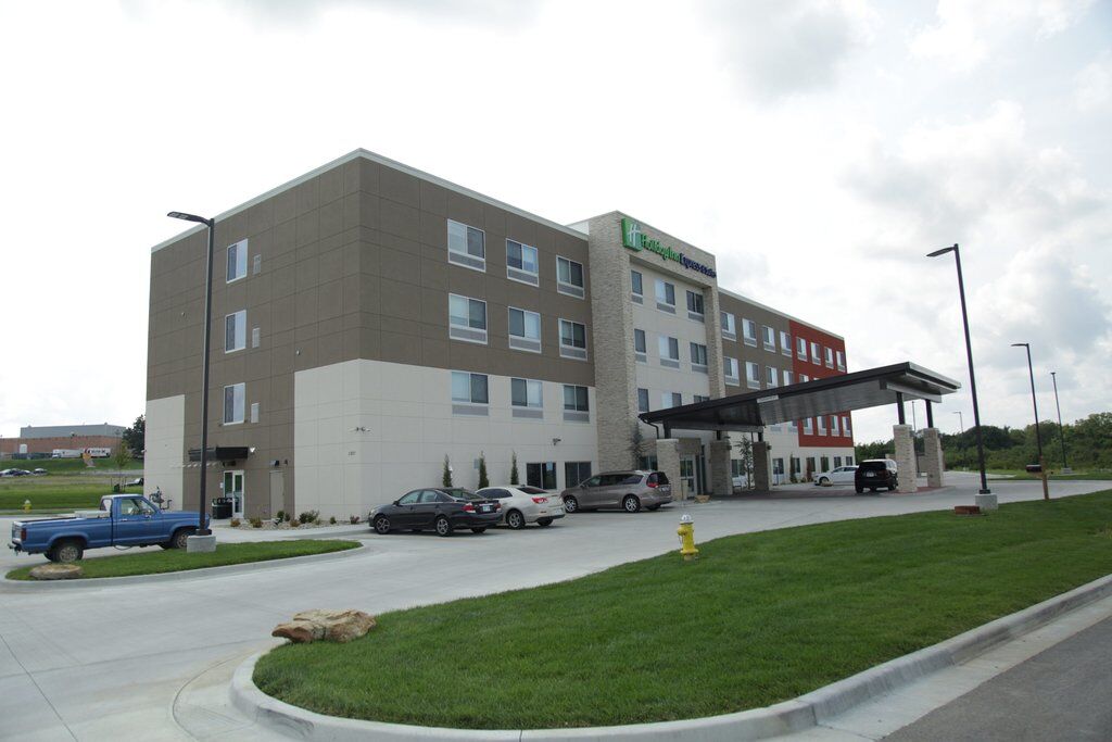 Holiday Inn Express & Suites - Kansas City - Lee'S Summit By Ihg Buitenkant foto